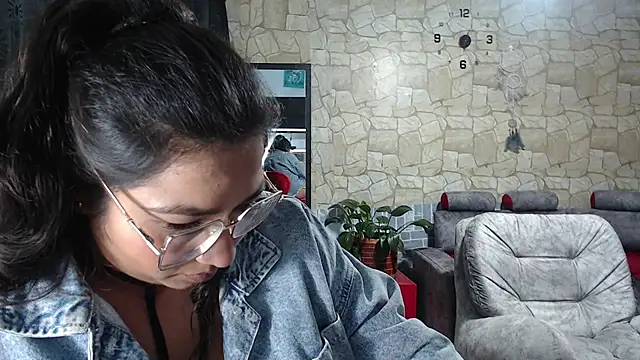 Almaluna stripchat live cam model