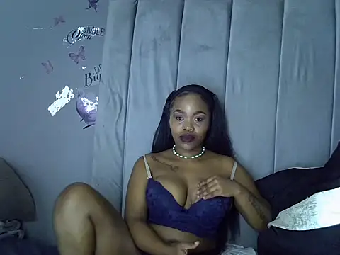 ThunderThighZz stripchat live cam model