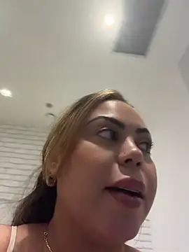 lariic stripchat live cam model
