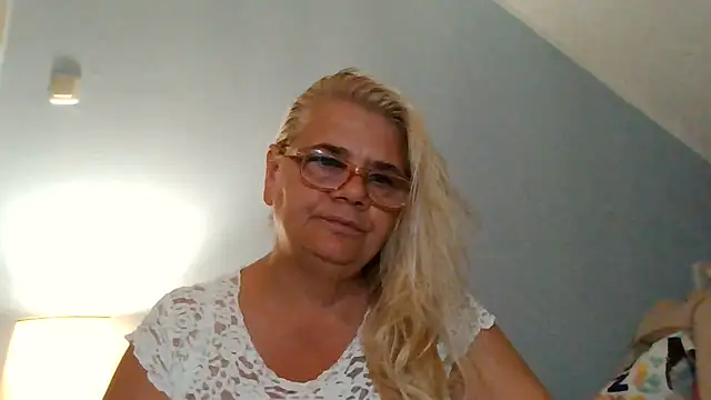 hotladymoon stripchat live cam model
