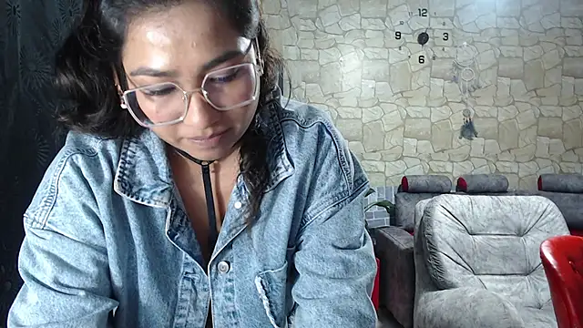 Almaluna stripchat live cam model