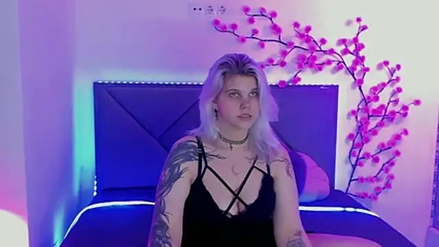 JoannLowe stripchat live cam model