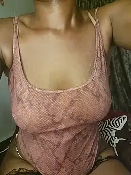 Honeybeespecial stripchat live cam model