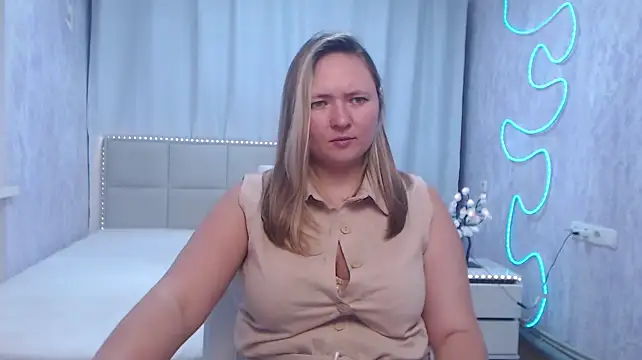 SallyVerda stripchat live cam model