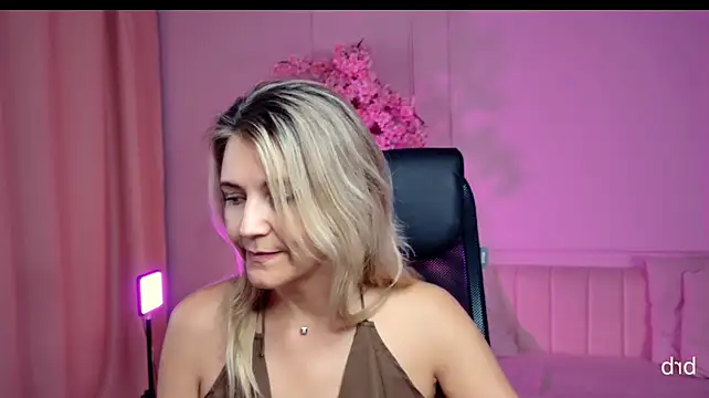 NicoleHitman stripchat live cam model