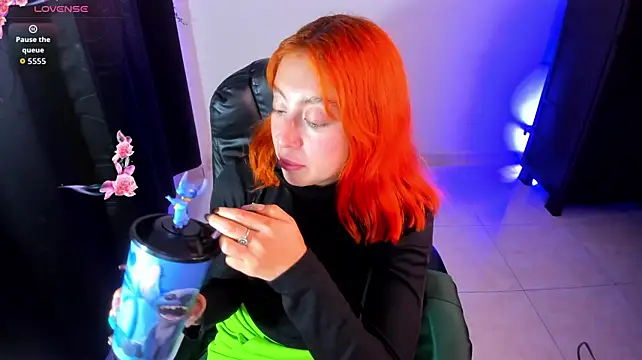 Violetaarey stripchat live cam model
