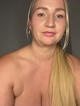 BootyQueenApril stripchat live cam model