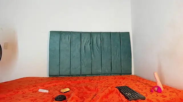 lunaDivane stripchat live cam model