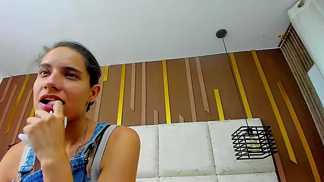 MiaCours stripchat live cam model