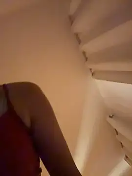 suyneslii stripchat live cam model