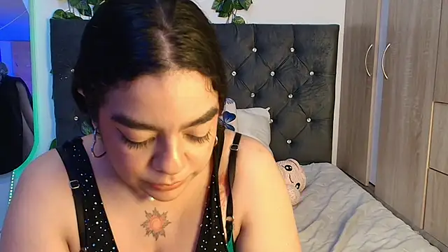 lauravince stripchat live cam model