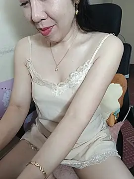 Moona_heny stripchat live cam model