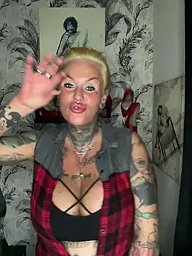InkedMissLaBaehm stripchat live cam model