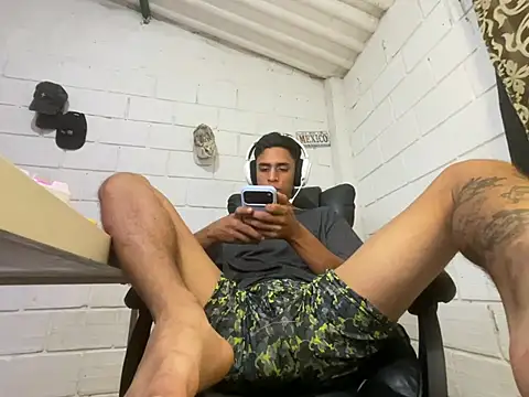 Max_TheHorseDick stripchat live cam model