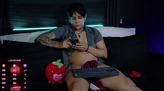 ZhoeStrong stripchat live cam model