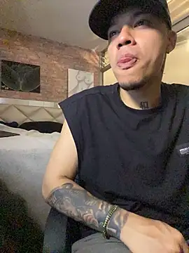 AlphaMasterXxx stripchat live cam model
