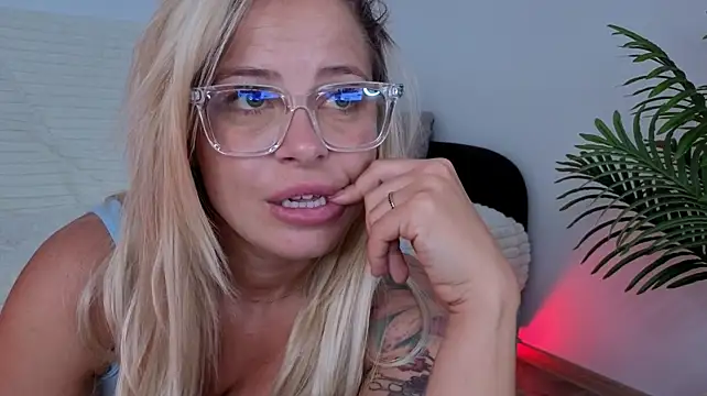 BluEyesKate stripchat live cam model