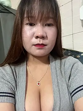 Liness101 stripchat live cam model