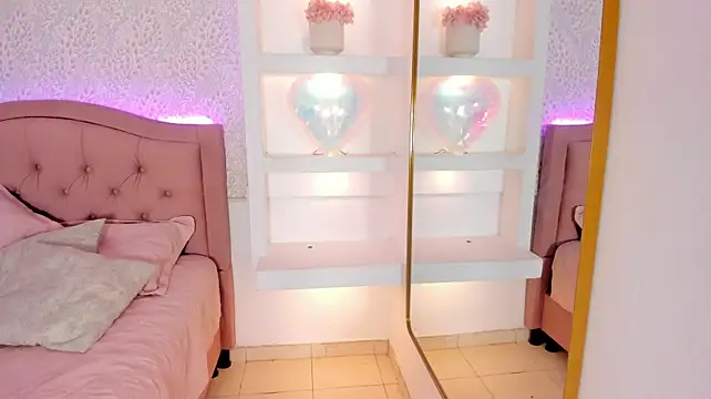 layla-Play stripchat live cam model