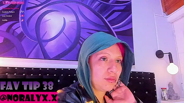 hey_noraly stripchat live cam model
