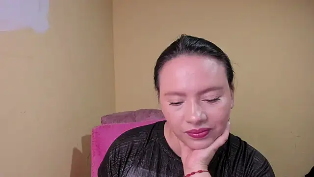 lauraguzman stripchat live cam model