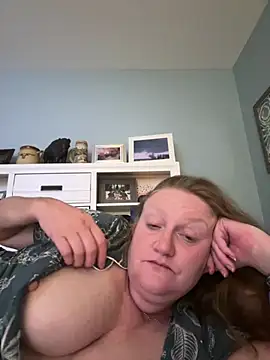 Kellilyn10 stripchat live cam model