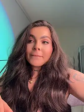MaiahDolls stripchat live cam model