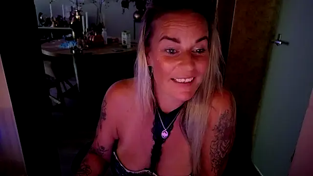 MissLukt stripchat live cam model