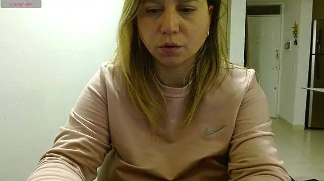 LauraReeves stripchat live cam model