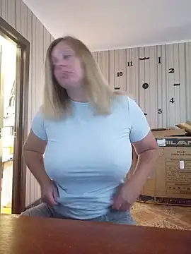 BustyBlond stripchat live cam model