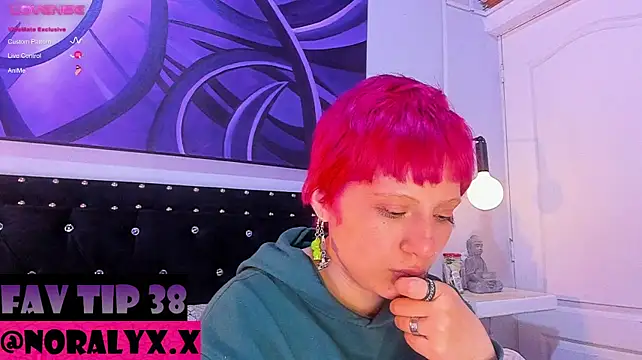 hey_noraly stripchat live cam model