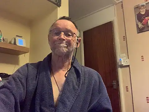 Moonraker64 stripchat live cam model