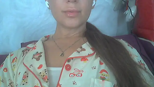 Bella--White stripchat live cam model