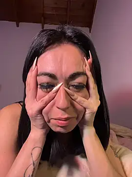 BrattyYanii stripchat live cam model