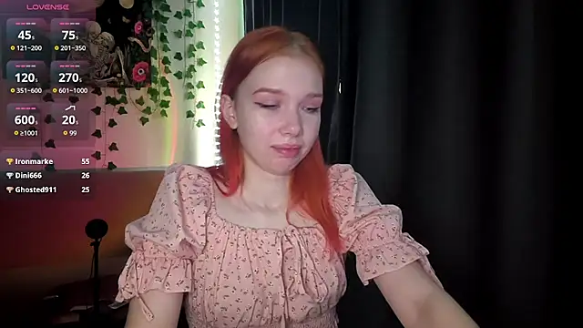 RedAriana stripchat live cam model
