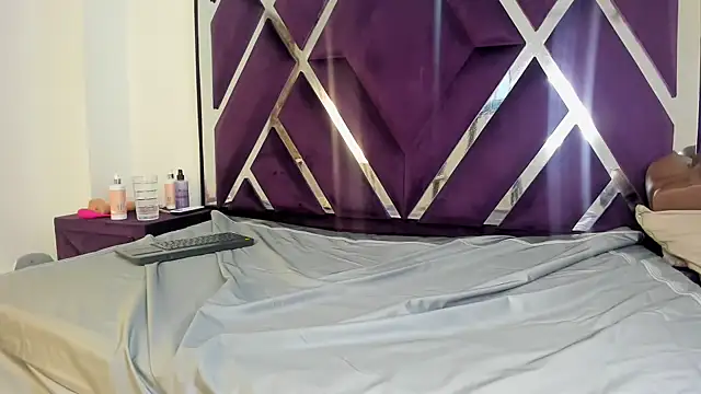 kiaraht stripchat live cam model