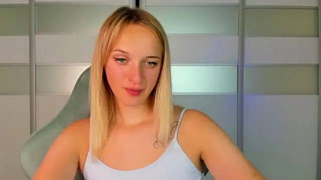 RouseReed stripchat live cam model