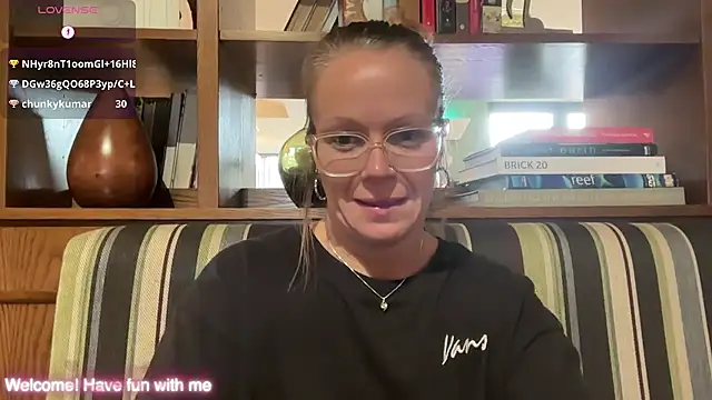 MelodyRoseUk stripchat live cam model