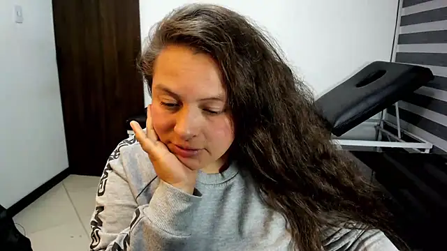 SaraThonson_ stripchat live cam model