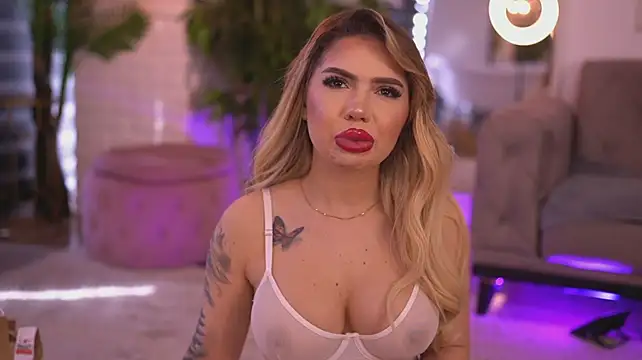 MaevaRey stripchat live cam model