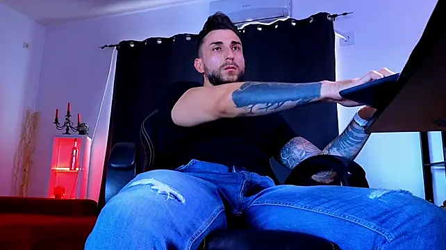 MightyAaron66 stripchat live cam model