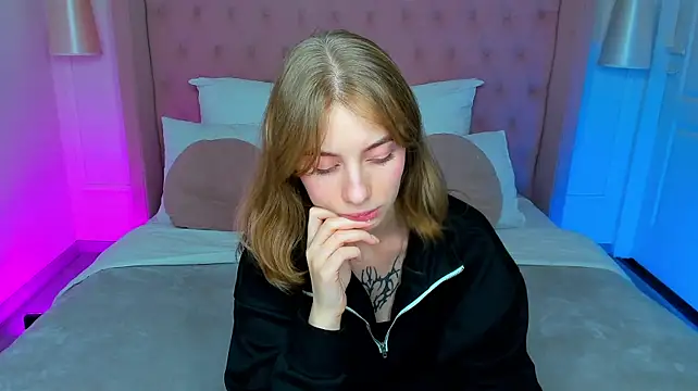 EricaLow stripchat live cam model