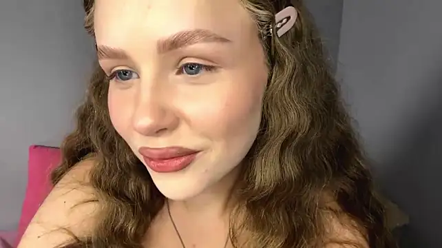 SonyaKisses stripchat live cam model