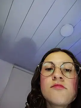 lindasyt stripchat live cam model