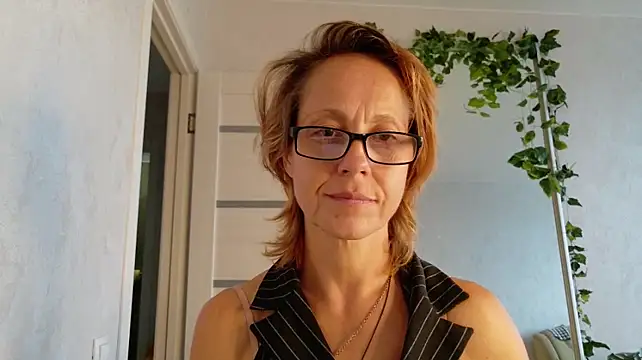 LioraWeiss stripchat live cam model