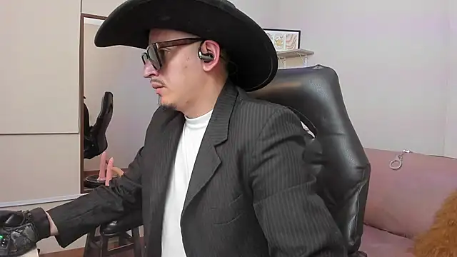 kevin_23_ stripchat live cam model
