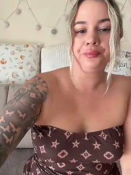 BigPeachBunnyX stripchat live cam model