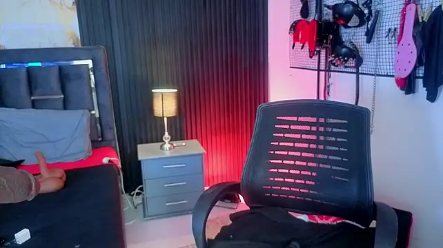 Issafoxx stripchat live cam model