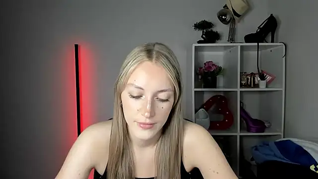 EvelynBlond stripchat live cam model