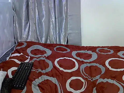 Petiteluxy stripchat live cam model